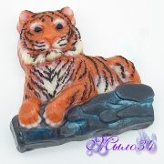 Пластиковая форма Тигр лежит на камнях (ЕХ)
